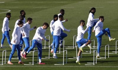 Los jugadores del Real Madrid durante el entrenamiento en Valdebebas, antes de viajar a Atenas para jugar, el miércoles, contra Olympiacos en la Liga de Campeones. EFE/ Chema Moya