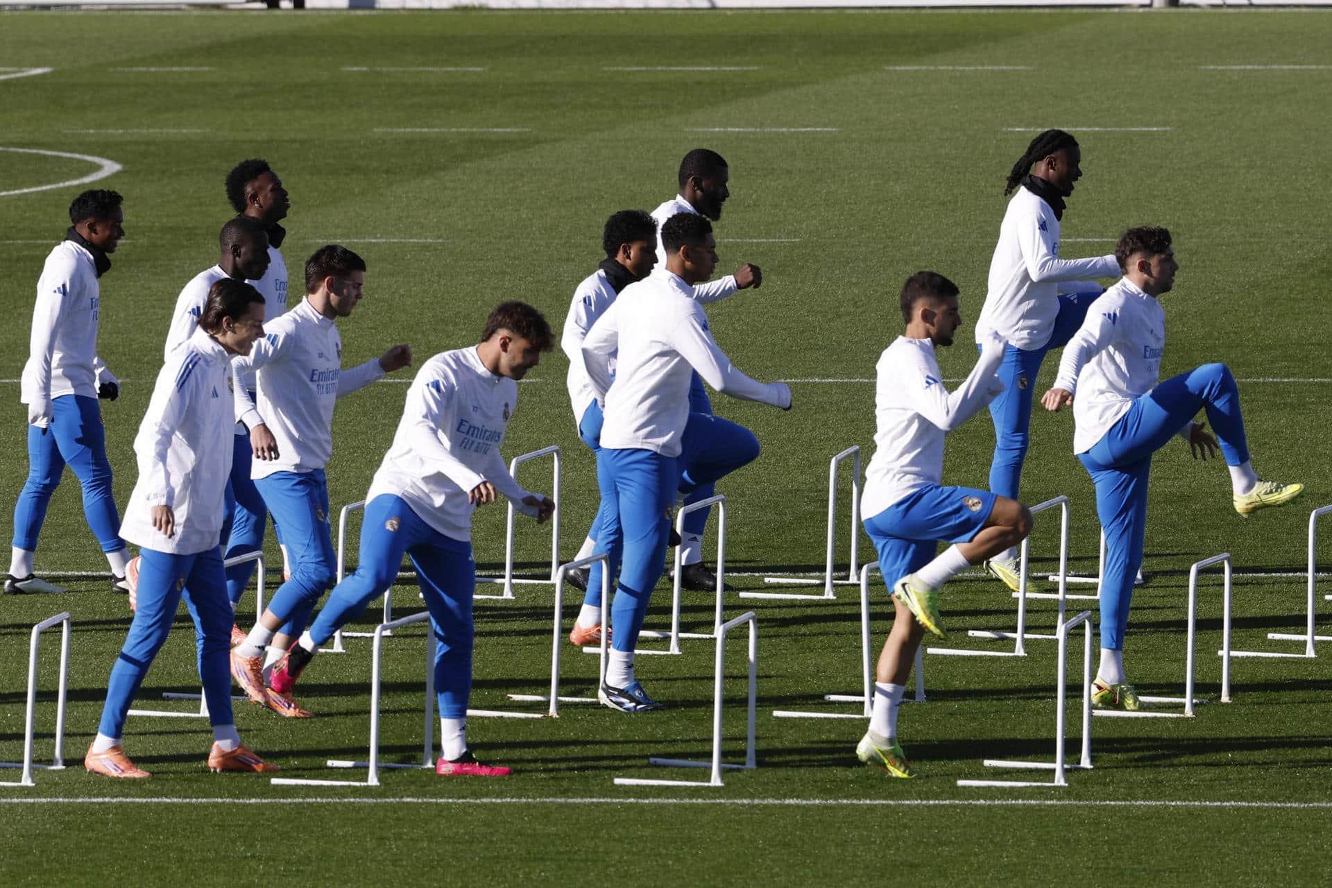 Los jugadores del Real Madrid durante el entrenamiento en Valdebebas, antes de viajar a Atenas para jugar, el miércoles, contra Olympiacos en la Liga de Campeones. EFE/ Chema Moya