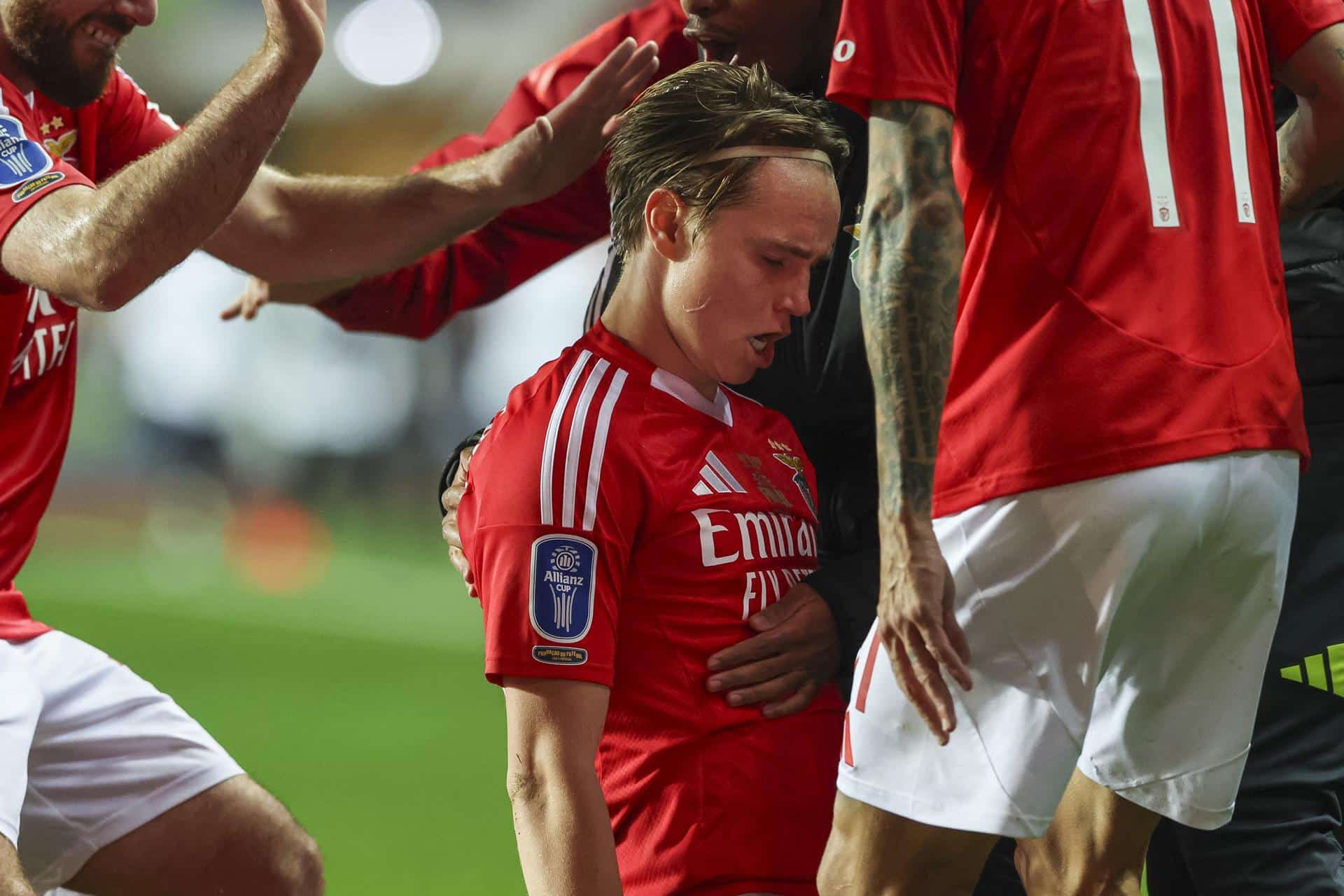 Fotografía de Paulo Novais, en la que puede verse en una imagen de archivo del 11 de enero de 2025 al danés Andreas Schjelderup, del Benfica, durante un partido. EFE