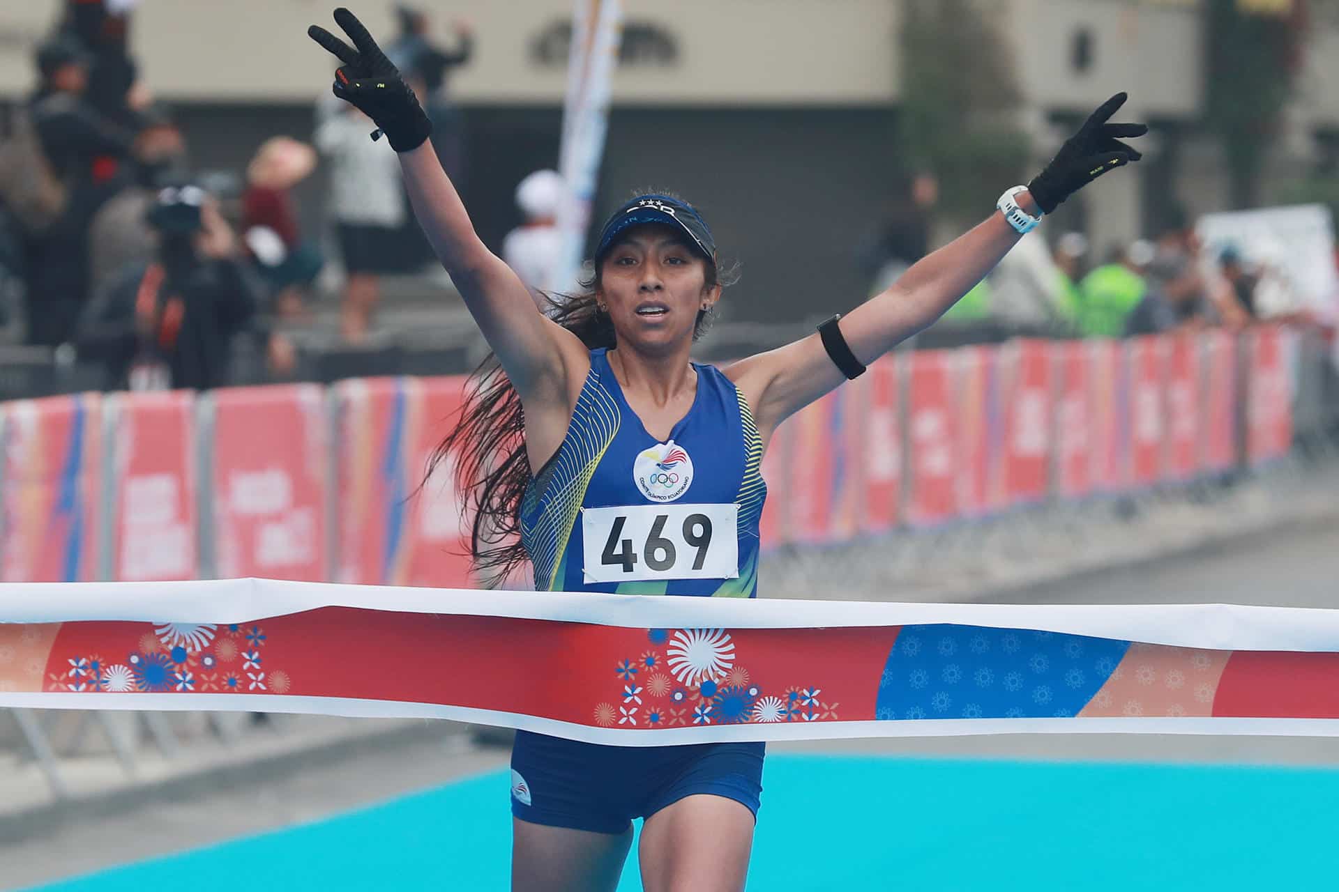 La atleta Silvia Ortiz, de Ecuador, celebra su llegada a la meta este domingo, en el maratón de los vigésimos Juegos Bolivarianos de Lima y Ayacucho 2025 en la Plaza Mayor de Lima (Perú). EFE/STR