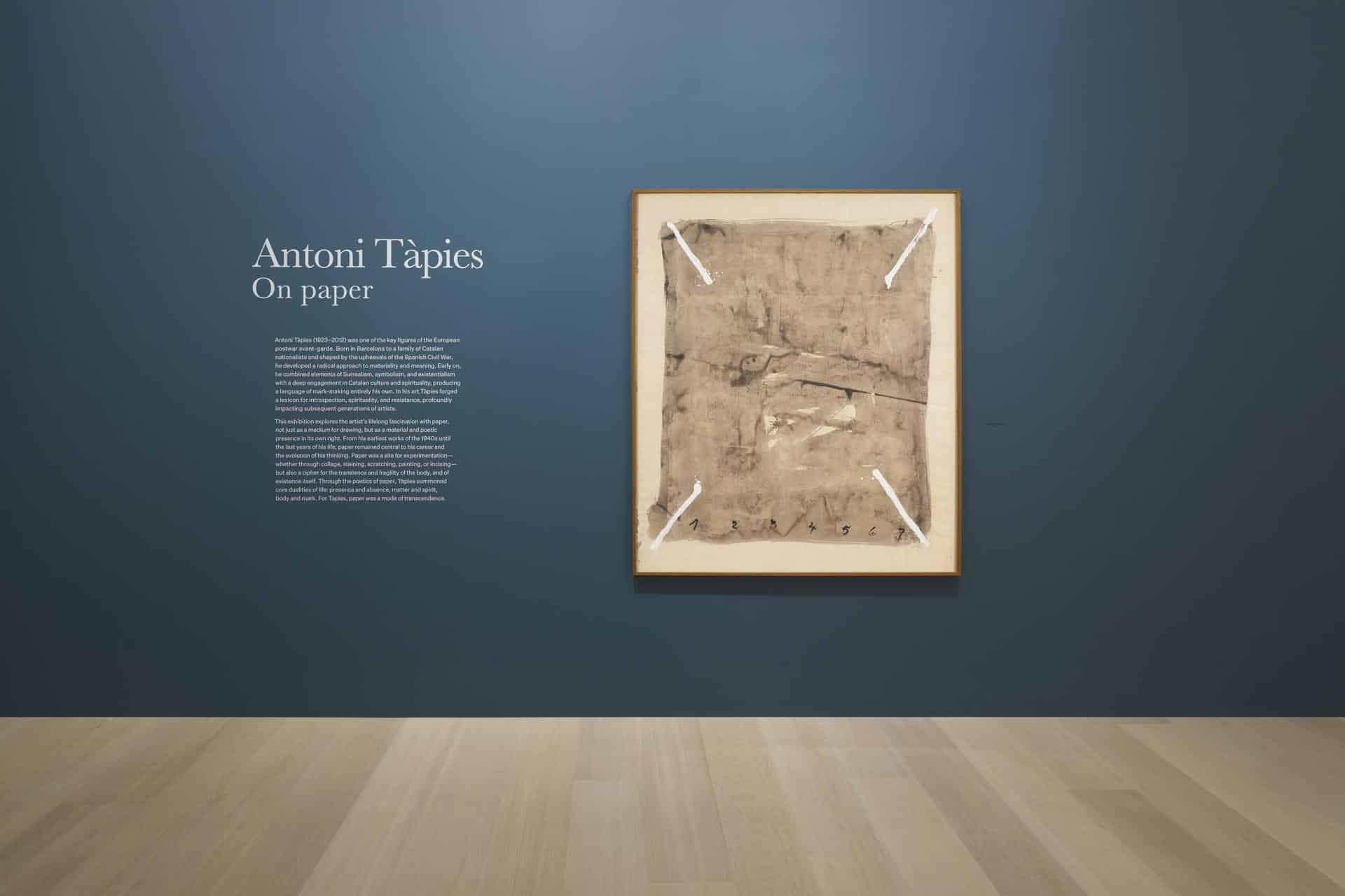 Fotografía cedida por la Galería Pace de Nueva York de la obra 'Quatre cantons i xifres' (1978) del pintor y escultor español Antoni Tàpies durante la exposición 'On paper' este viernes, en Nueva York (Estados Unidos). EFE/Jonathan Nesteruk/Galería Pace de Nueva York