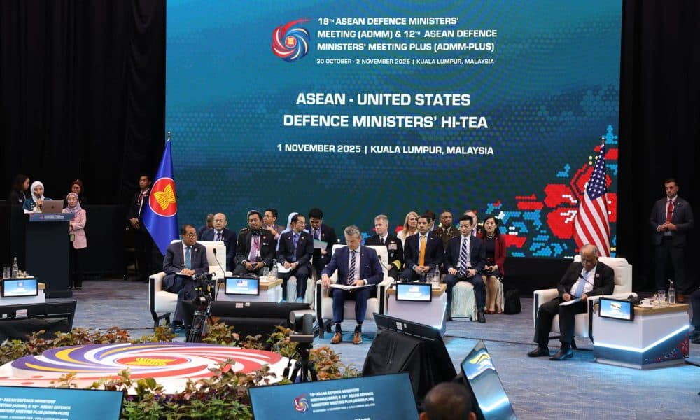 Los participantes en la reunión de ministros de Defensa de países ASEAN en Kuala Lumpur. EFE/EPA/HASNOOR HUSSAIN / POOL