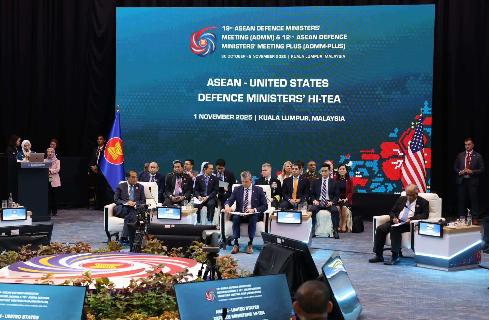 Los participantes en la reunión de ministros de Defensa de países ASEAN en Kuala Lumpur. EFE/EPA/HASNOOR HUSSAIN / POOL