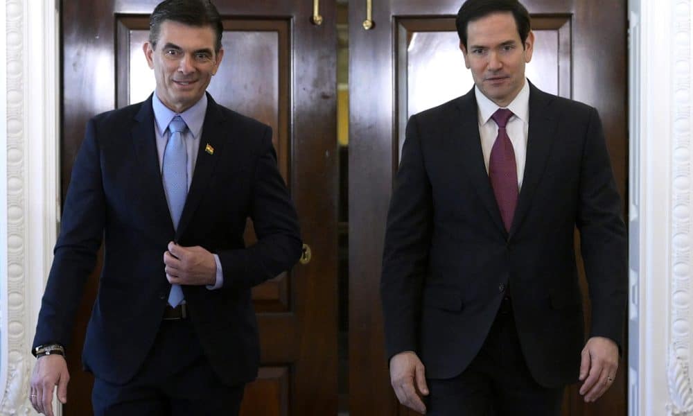 El secretario de Estado de EE.UU, Marco Rubio (d), camina junto al presidente electo de Bolivia, Rodrigo Paz, previo a la reunión bilateral entre Bolivia y EE.UU. este viernes, en el Departamento de Estado en Washington (EE.UU.). EFE/ Lenin Nolly