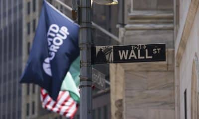 Fotografía de archivo de un cartel de Wall Street cerca de la Bolsa de Valores de Nueva York en Nueva York. EFE/EPA/SARAH YENESEL
