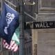 Fotografía de archivo de un cartel de Wall Street cerca de la Bolsa de Valores de Nueva York en Nueva York. EFE/EPA/SARAH YENESEL