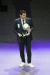 El ex futbolista español Iker Casillas, sostiene un trofeo durante un homenaje en la ceremonia de Investidura del Salón de la Fama del Fútbol Nacional e Internacional 2025 este martes, en el Auditorio Gota de Plata de la ciudad de Pachuca (México). EFE/ David Martínez Pelcastre
