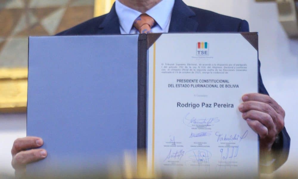 El presidente electo de Bolivia, Rodrigo Paz, posa con su credencial este miércoles, en la Casa de la Libertad de Sucre (Bolivia). EFE/ Gabriel Màrquez