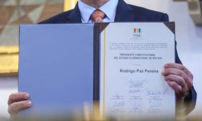 El presidente electo de Bolivia, Rodrigo Paz, posa con su credencial este miércoles, en la Casa de la Libertad de Sucre (Bolivia). EFE/ Gabriel Màrquez