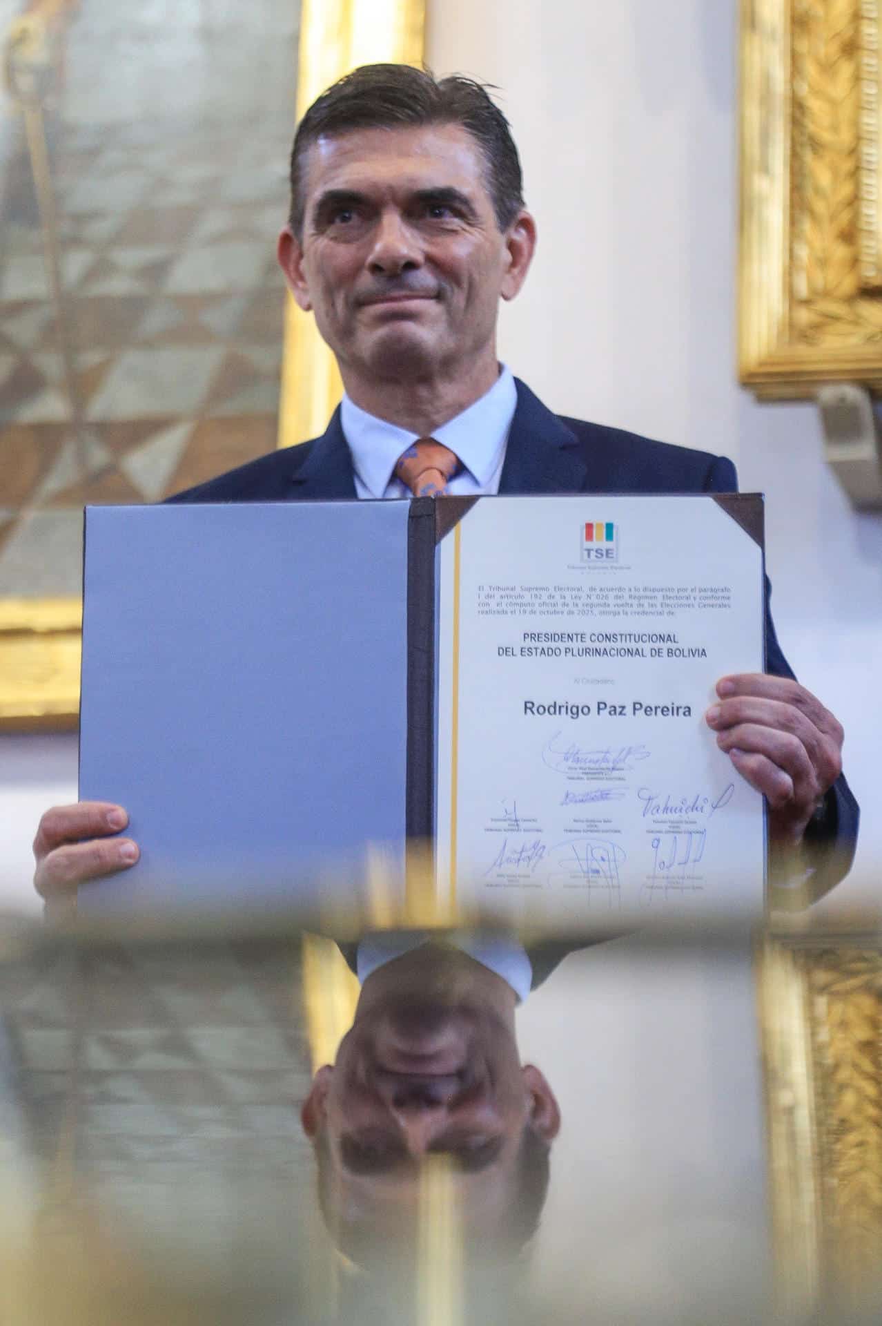 El presidente electo de Bolivia, Rodrigo Paz, posa con su credencial este miércoles, en la Casa de la Libertad de Sucre (Bolivia). EFE/ Gabriel Màrquez