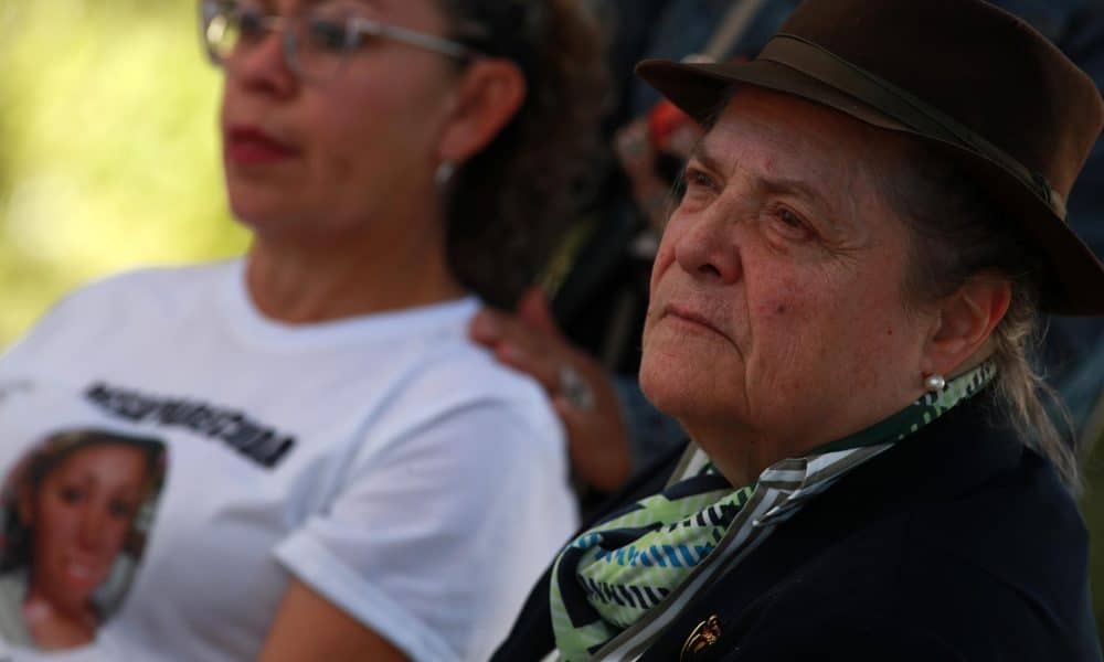 La senadora colombiana y precandidata presidencial, Clara López Obregón (d) se reune con familiares de personas desaparecidas este miércoles, en el memorial del Campo Algodonero en Ciudad Juárez (México). EFE/Luis Torres