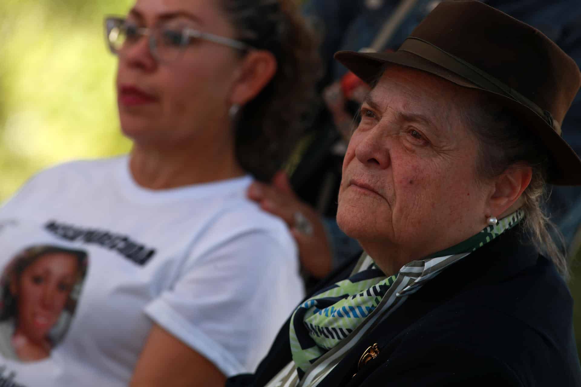 La senadora colombiana y precandidata presidencial, Clara López Obregón (d) se reune con familiares de personas desaparecidas este miércoles, en el memorial del Campo Algodonero en Ciudad Juárez (México). EFE/Luis Torres