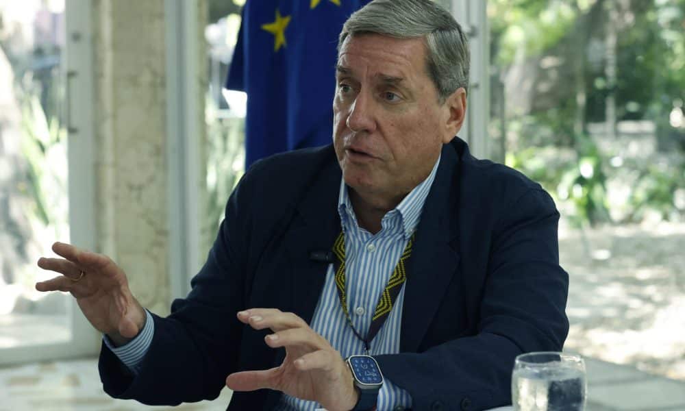 El presidente del componente europeo de la Asamblea Parlamentaria Euro-Latinoamericana (EuroLat), Gabriel Mato, habla durante una entrevista con EFE este sábado, en Santa Marta (Colombia). EFE/ Mauricio Dueñas Castañeda
