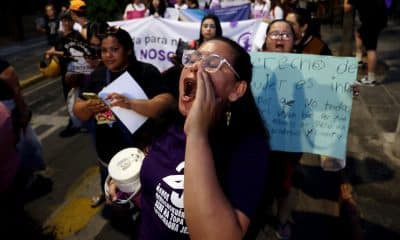 Una mujer reacciona en una marcha durante el Día Internacional de Eliminación de la Violencia contra la Mujer este martes, en Asunción (Paraguay). EFE/ Juan Pablo Pino