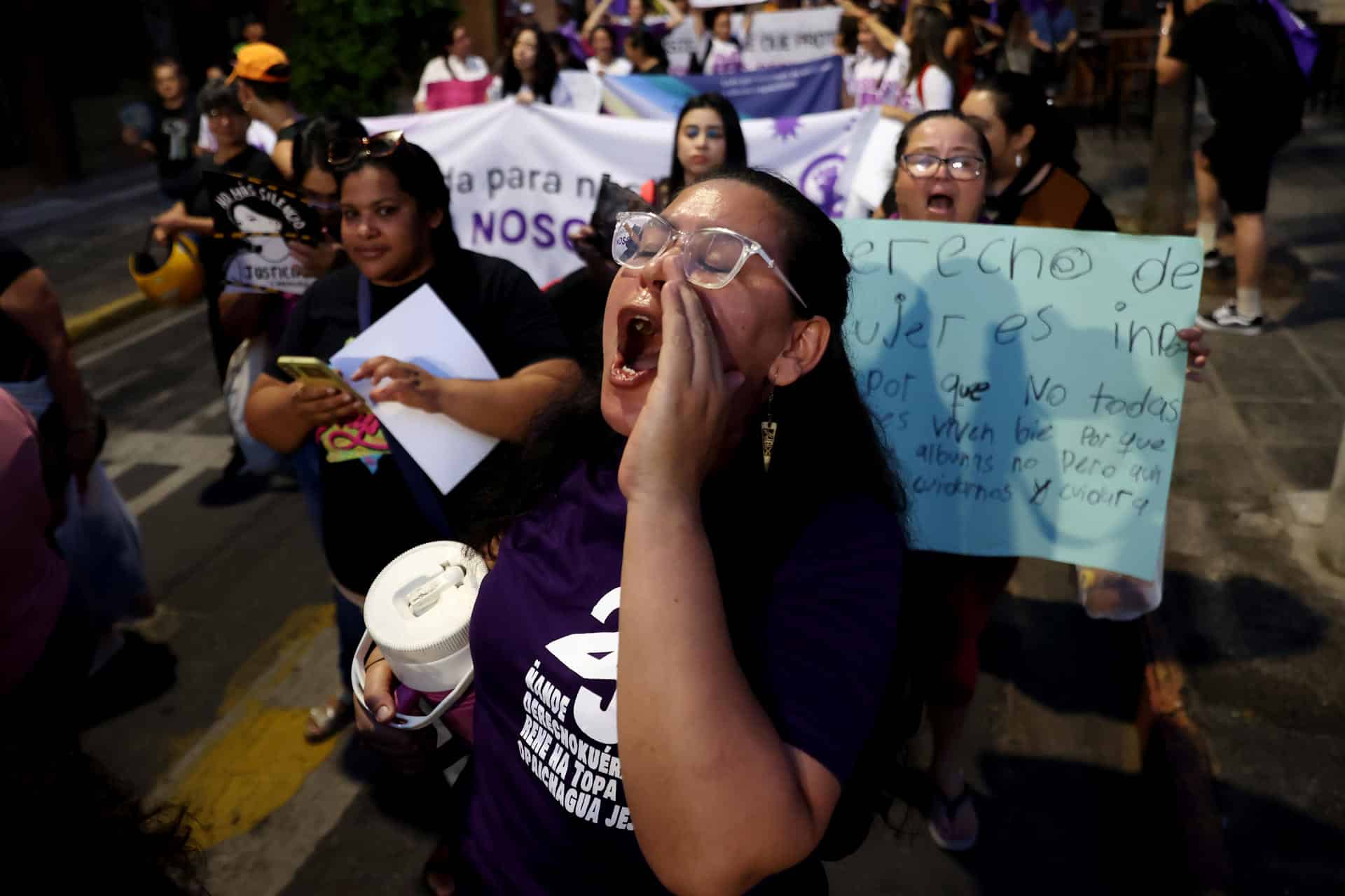 Una mujer reacciona en una marcha durante el Día Internacional de Eliminación de la Violencia contra la Mujer este martes, en Asunción (Paraguay). EFE/ Juan Pablo Pino