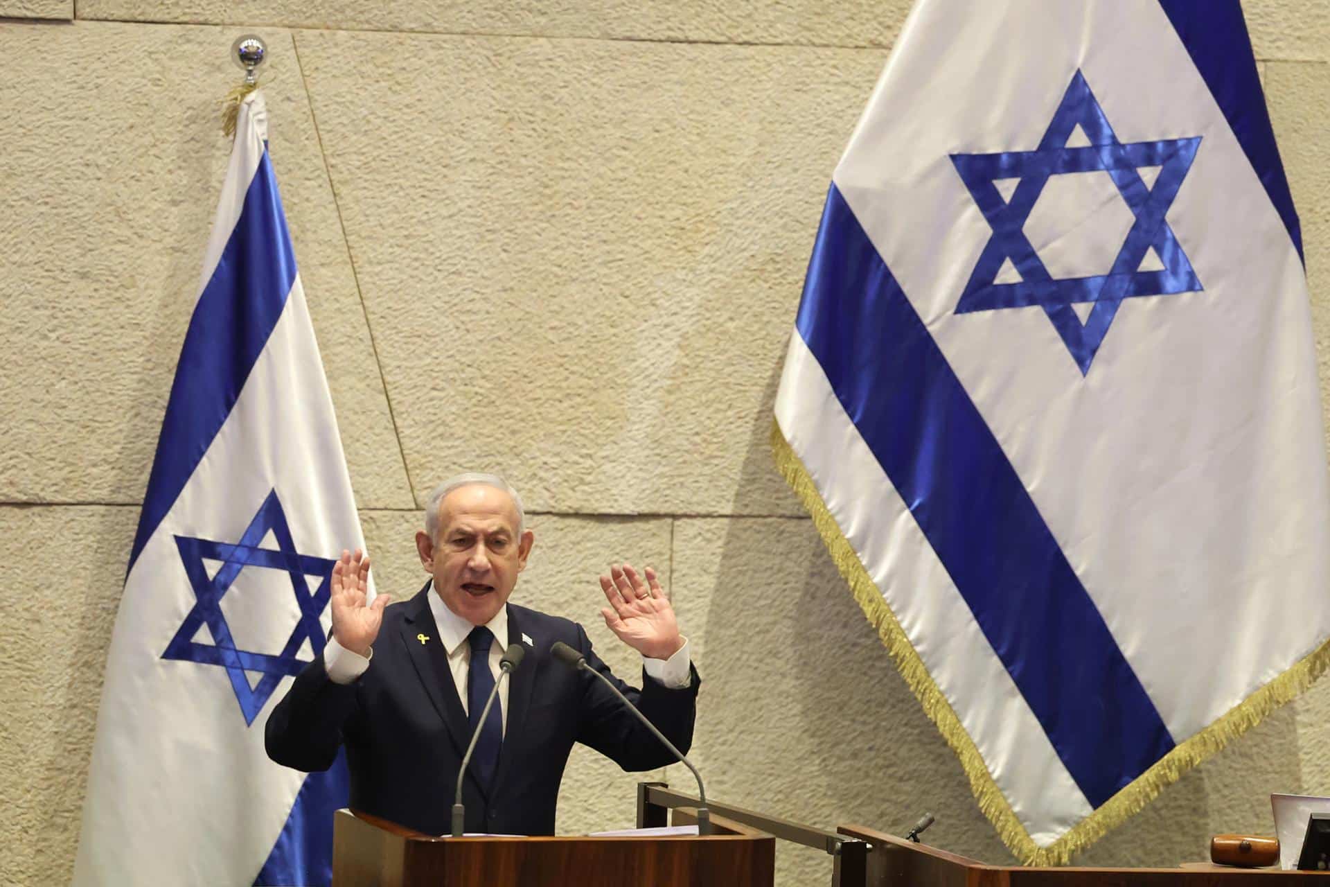 Foto de archivo del primer ministro israelí, Benjamin Netanyahu, el pasado 10 de noviembre durante una sesión plenaria en el Parlamento (Knesset) en Jerusalén. EFE/EPA/ABIR SULTAN