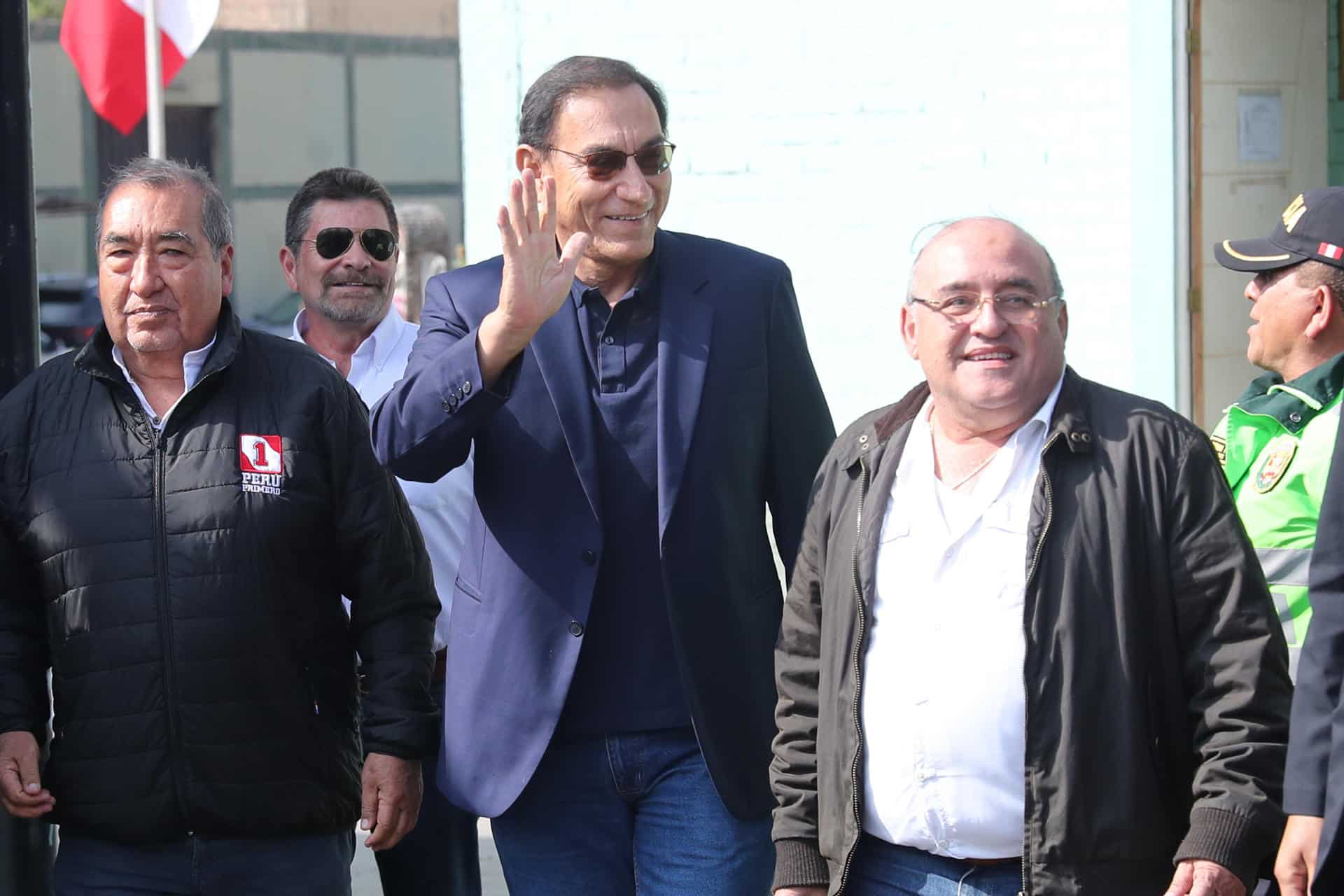 Fotografía de archivo del expresidente de Perú Martín Vizcarra (c), en Lima (Perú). EFE/ Paolo Aguilar