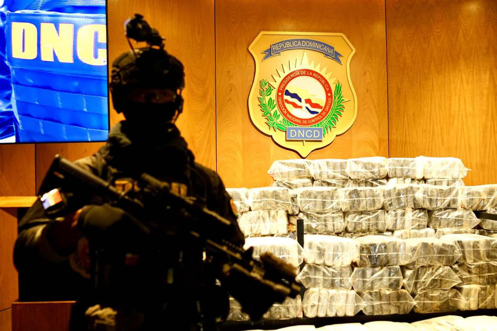 Fotografía cedida por la Dirección Nacional de Control de Drogas (DNCD) de República Dominicana donde se observa a un soldado del Ejercito dominicano custodiando presunta cocaína incautada este sábado, en Santo Domingo (República Dominicana). EFE/ Dirección Nacional de Control de Drogas / SOLO USO EDITORIAL/ NO VENTAS/ SOLO DISPONIBLE PARA ILUSTRAR LA NOTICIA QUE ACOMPAÑA (CRÉDITO OBLIGATORIO)