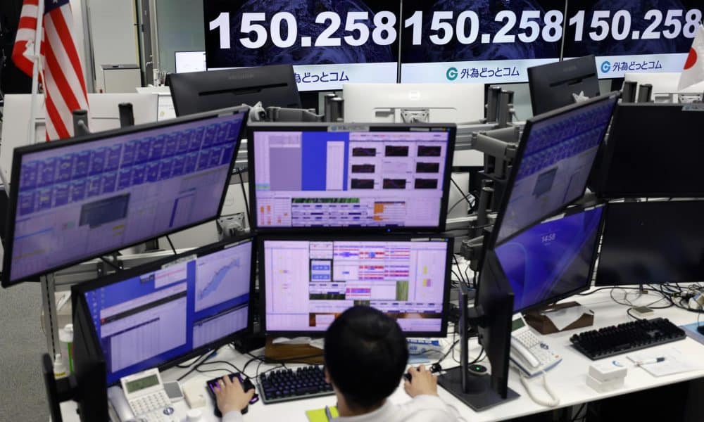 Imagen del 6 de octubre de 2025 que muestra una casa de cambio de divisas en Tokio, Japón. EFE/EPA/FRANCK ROBICHON