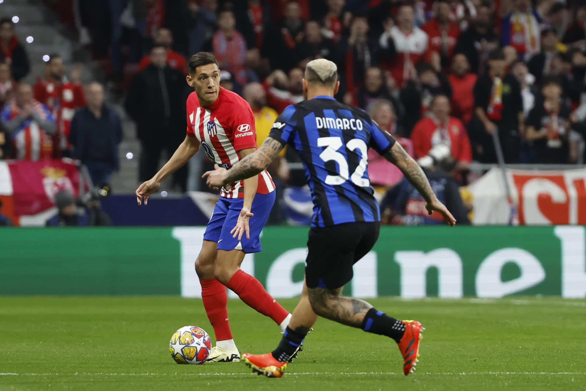 Nahuel Molina, ante Dimarco, en el Atlético-Inter de 2024. EFE / Mariscal.