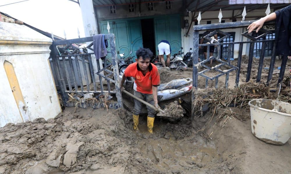Residentes intentan limpiar su casa del barro en la zona de Meureudu , en banda Aceh, Indonesia.EFE/EPA/HOTLI SIMANJUNTAK