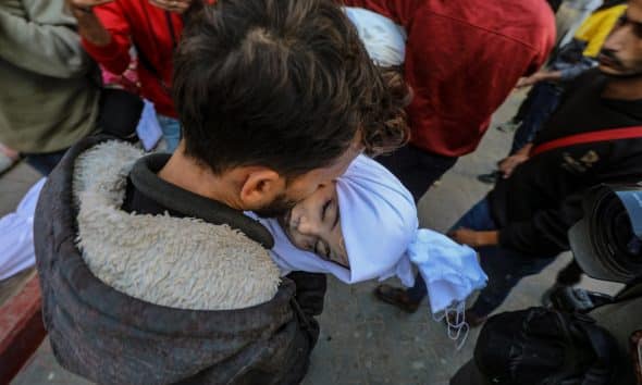 Palestinos lloran sus muertos tras el ataque israelí este miércoles. EFE/EPA/MOHAMMED SABER