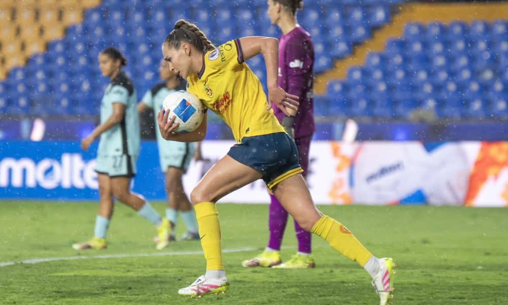 Fotografía de archivo de Irene Guerrero de América celebrando tras anotar un gol en el Estadio Universitario de la ciudad de Monterrey (México). EFE/ Miguel Sierra