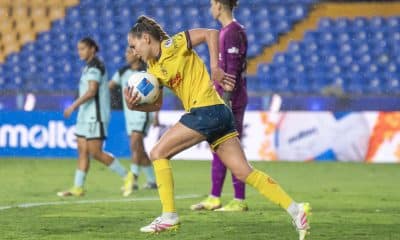 Fotografía de archivo de Irene Guerrero de América celebrando tras anotar un gol en el Estadio Universitario de la ciudad de Monterrey (México). EFE/ Miguel Sierra