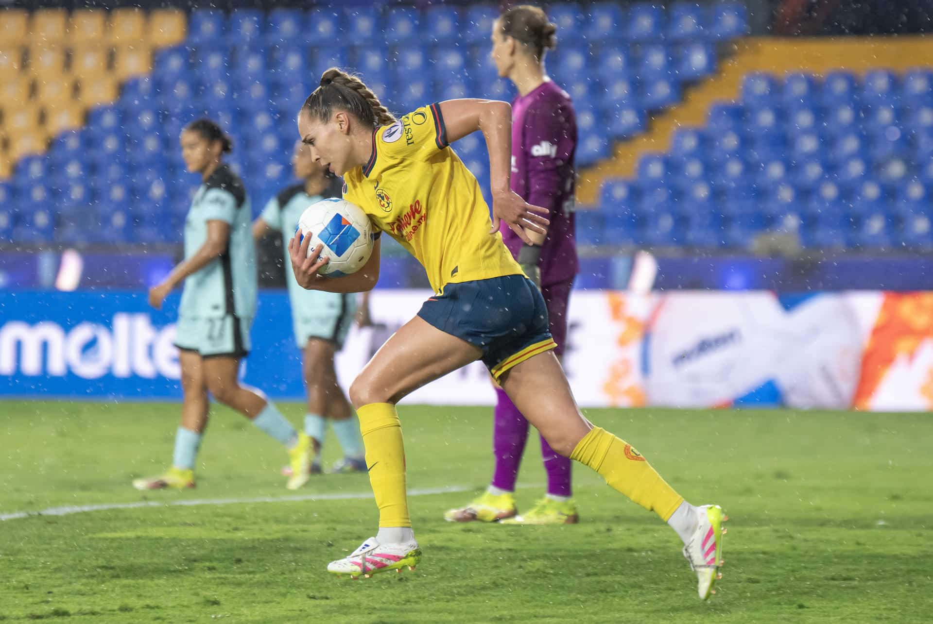 Fotografía de archivo de Irene Guerrero de América celebrando tras anotar un gol en el Estadio Universitario de la ciudad de Monterrey (México). EFE/ Miguel Sierra