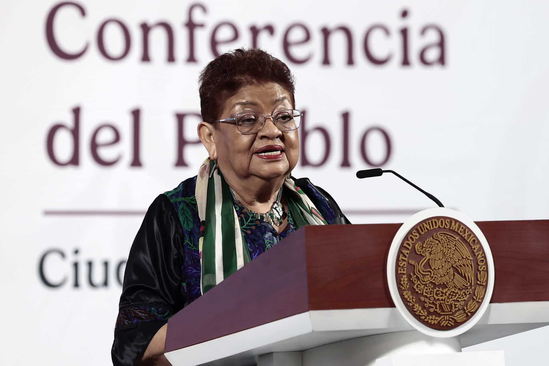Fotografía de archivo fechada el 24 de marzo de 2025 que muestra a la antigua consejera jurídica de la Presidencia, Ernestina Godoy, durante una rueda de prensa en el Palacio Nacional, de Ciudad de México (México). EFE/ José Méndez