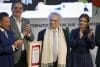 El escritor libanés Amin Maalouf (c) recibe el Premio de Literatura en Lenguas Romances 2025 en el marco de la 39 edición de la Feria Internacional del Libro de Guadalajara (FIL) este sábado, en Guadalajara, Jalisco (México). EFE/Francisco Guasco
