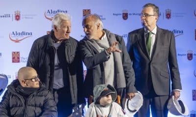 - El actor Richard Gere (2d), el fundador de la Fundación Aladina, Francisco Arango (c), y el alcalde de Murcia José Ballesta (dcha), asisten al acto de colocación de la primera piedra de las obras del mayor gimnasio pediátrico hospitalario del país, en el hospital Virgen de la Arrixaca de Murcia. EFE/Marcial Guillén