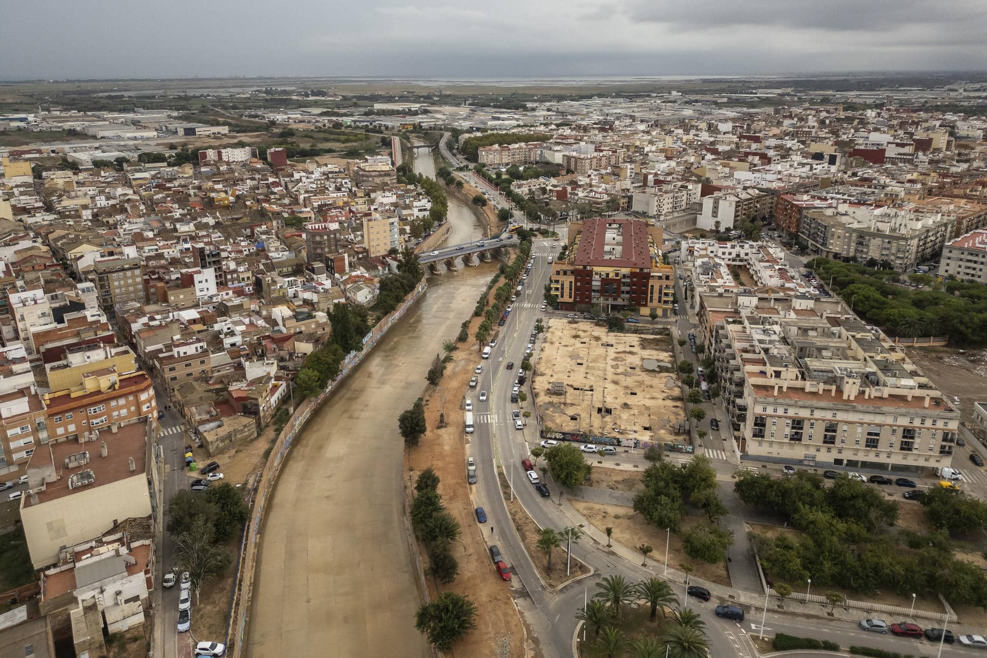 Vista general tomada con un dron del barranco del Poyo a su paso por Catarroja y Massanasa, en el primer aniversario de la dana de Valencia. EFE/Biel Aliño