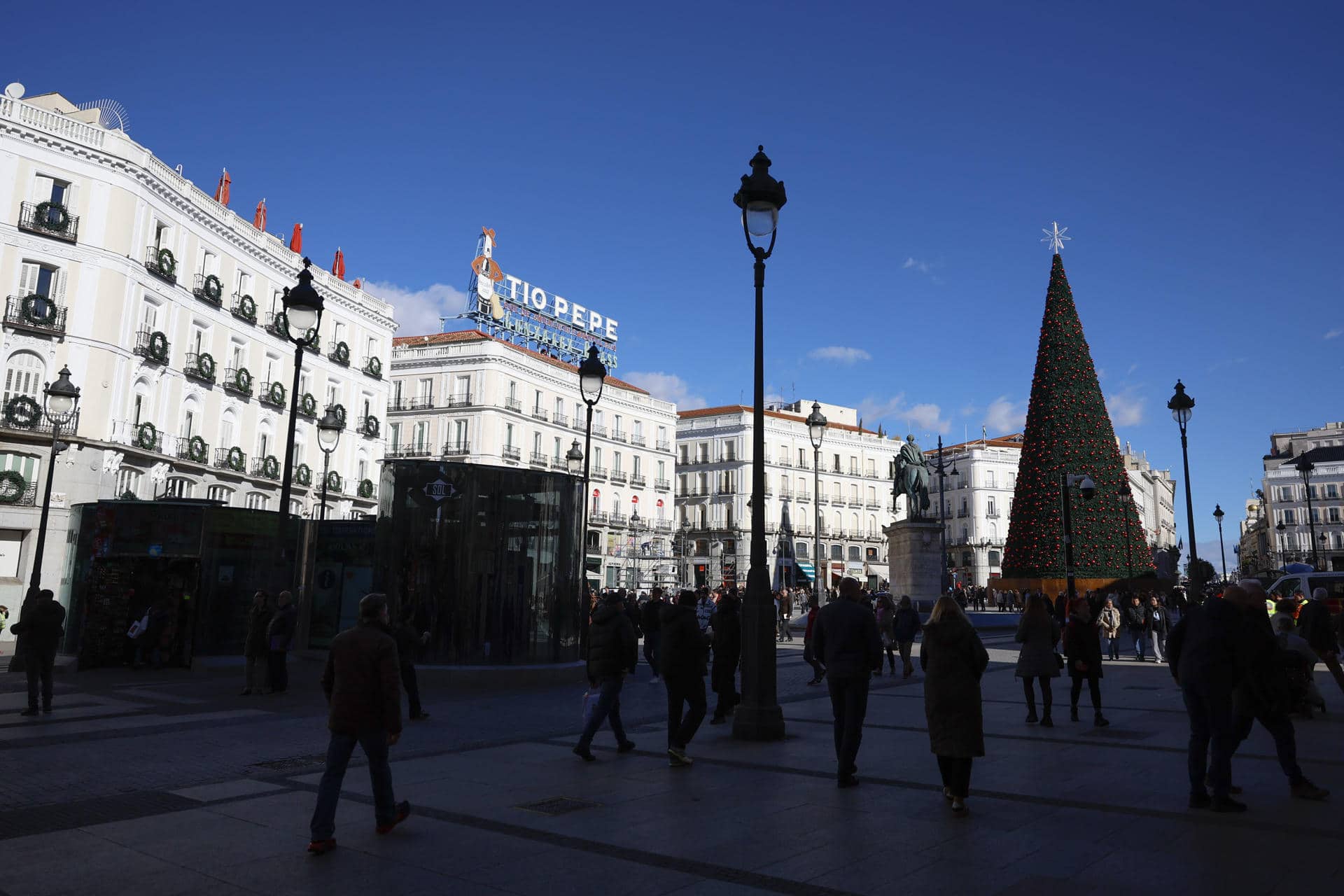 Vista de la madrileña Puerta del Sol con el cielo despejado. EFE/ Mariscal