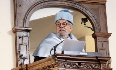 FOTO ARCHIVO. El director de la Academia de México, Gonzalo Celorio, en su discurso tras ser investido doctor honoris causa, este viernes en el Monasterio de Yuso. EFE/Raquel Manzanares