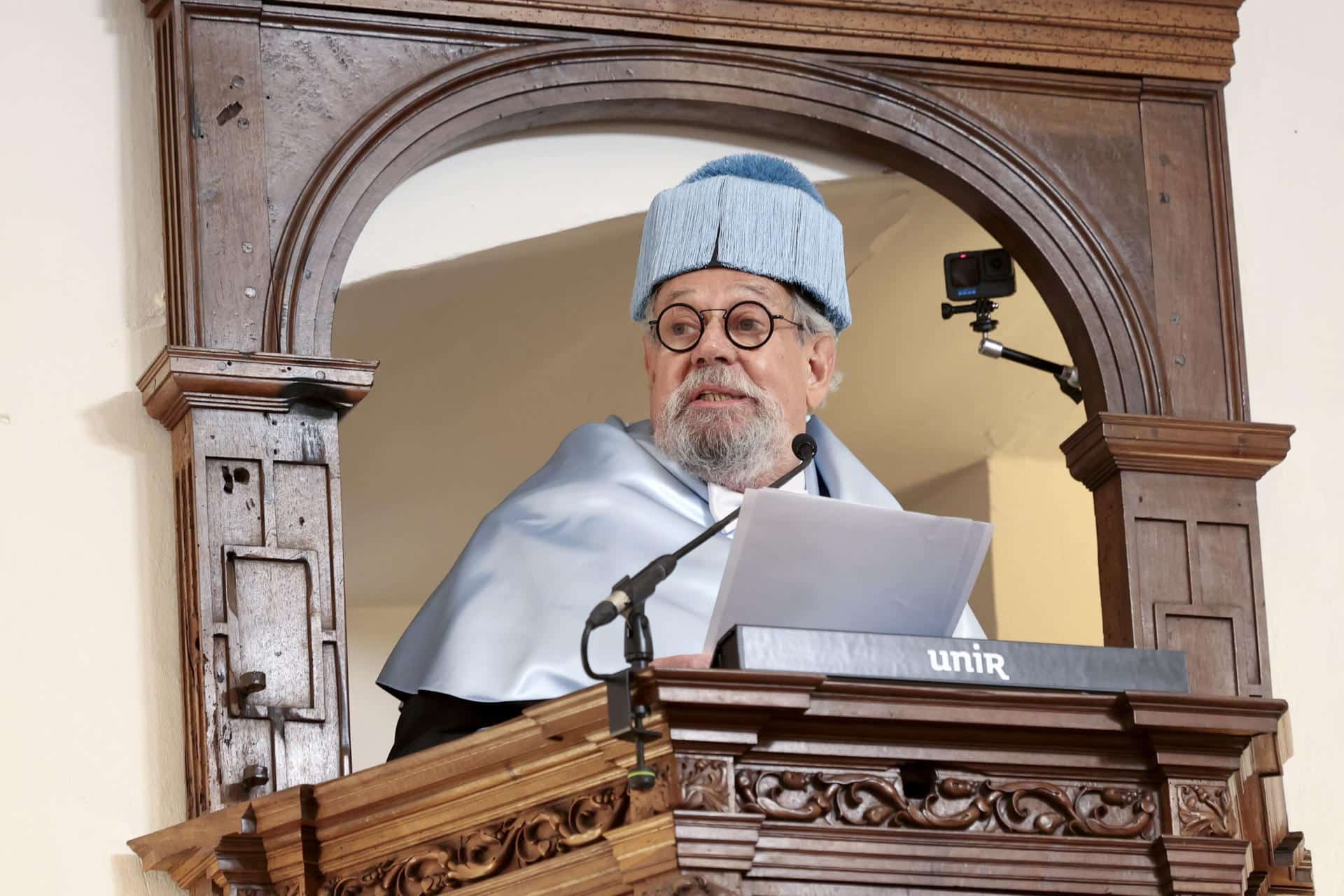 FOTO ARCHIVO. El director de la Academia de México, Gonzalo Celorio, en su discurso tras ser investido doctor honoris causa, este viernes en el Monasterio de Yuso. EFE/Raquel Manzanares