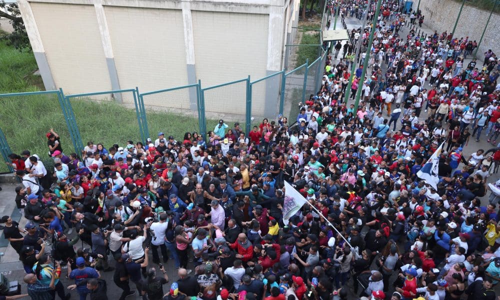 Simpatizantes del presidente de Venezuela, Nicolás Maduro, participan en la Gran Marcha de la juventud comunera este jueves, en Caracas (Venezuela). EFE/ Miguel Gutierrez
