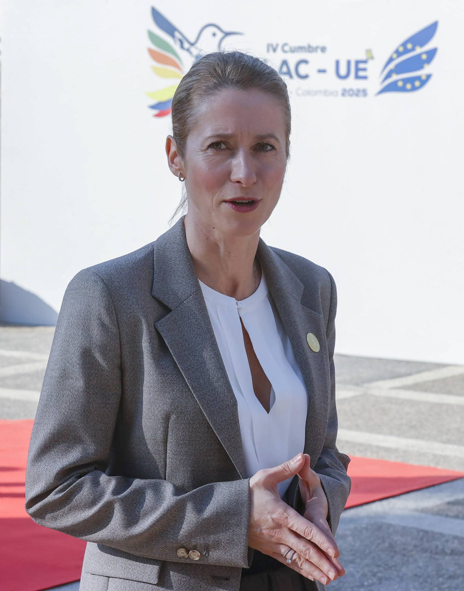 La alta representante de Asuntos Exteriores y Política de Seguridad de la UE, Kaja Kallas, habla a su llegada a la IV Cumbre CELAC - UE el 9 de noviembre de 2025, en Santa Marta (Colombia). EFE/ Mauricio Dueñas Castañeda