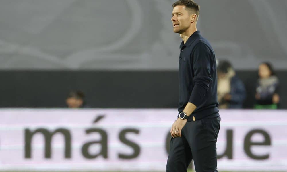 El entrenador del Real Madrid, Xabi Alonso, tras el partido de la jornada 12 de LaLiga EA Sports que Rayo Vallecano y Real Madrid disputaron en el Estadio de Vallecas, en la capital española. EFE/ Mariscal