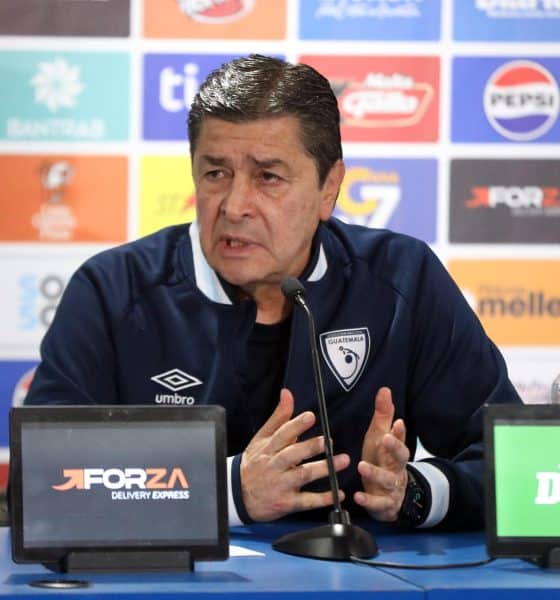 El seleccionador de Guatemala, el mexicano Luis Fernando Tena, en una conferencia de prensa en Ciudad de Guatemala. EFE/Fernando Ruiz