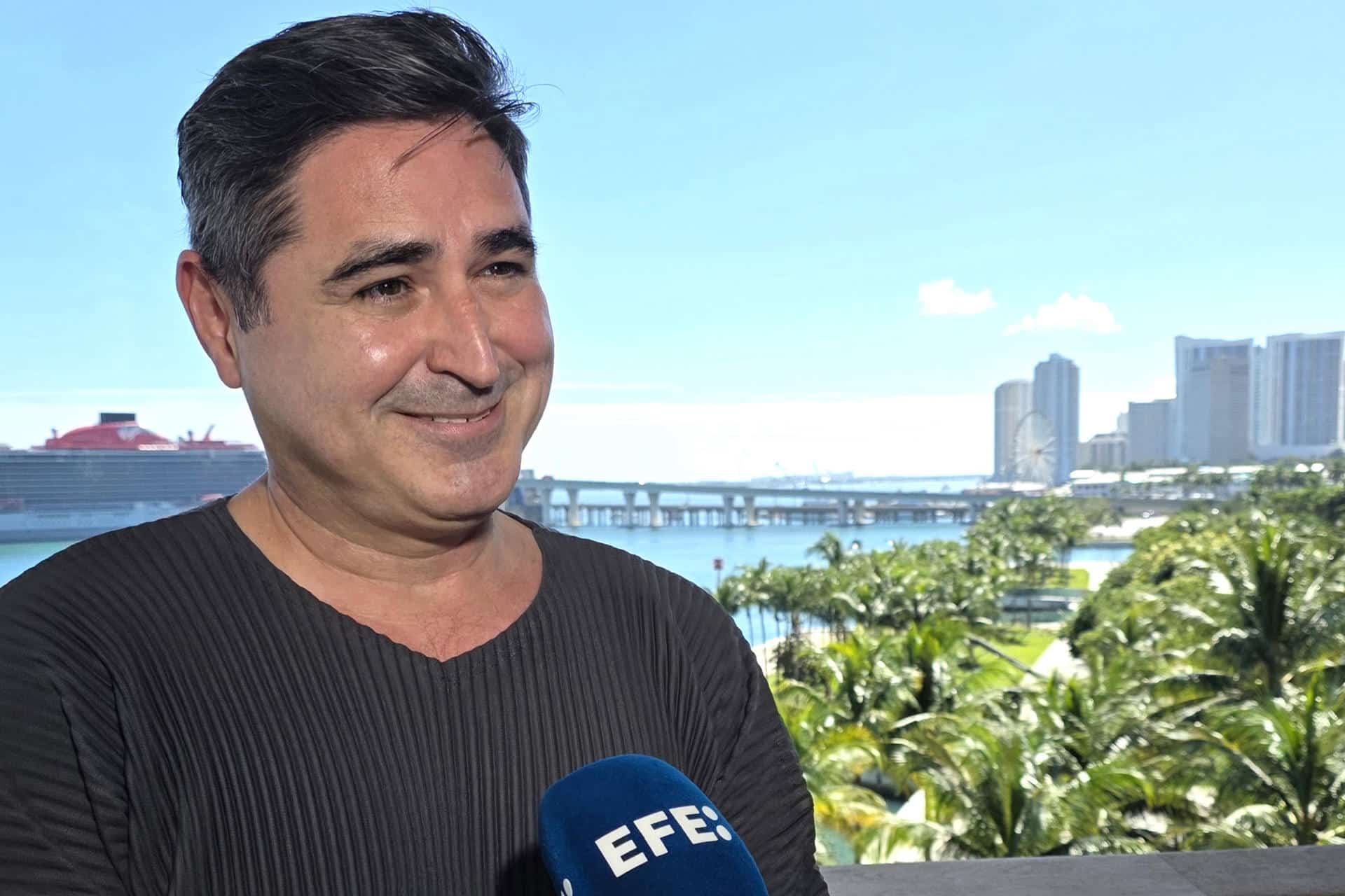 El curador jefe del Pérez Art Museum de Miami (PAMM), el mexicoestadounidense José Carlos Díaz, habla con EFE durante una entrevista realizada el viernes 7 de noviembre en la sede del museo en Miami, Florida (EE.UU.). EFE/Alberto Boal