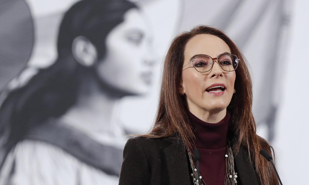 La representante de México ante la FIFA, Gabriela Cuevas, participa durante una rueda de prensa este martes en Palacio Nacional de la Ciudad de México (México). EFE/ Isaac Esquivel