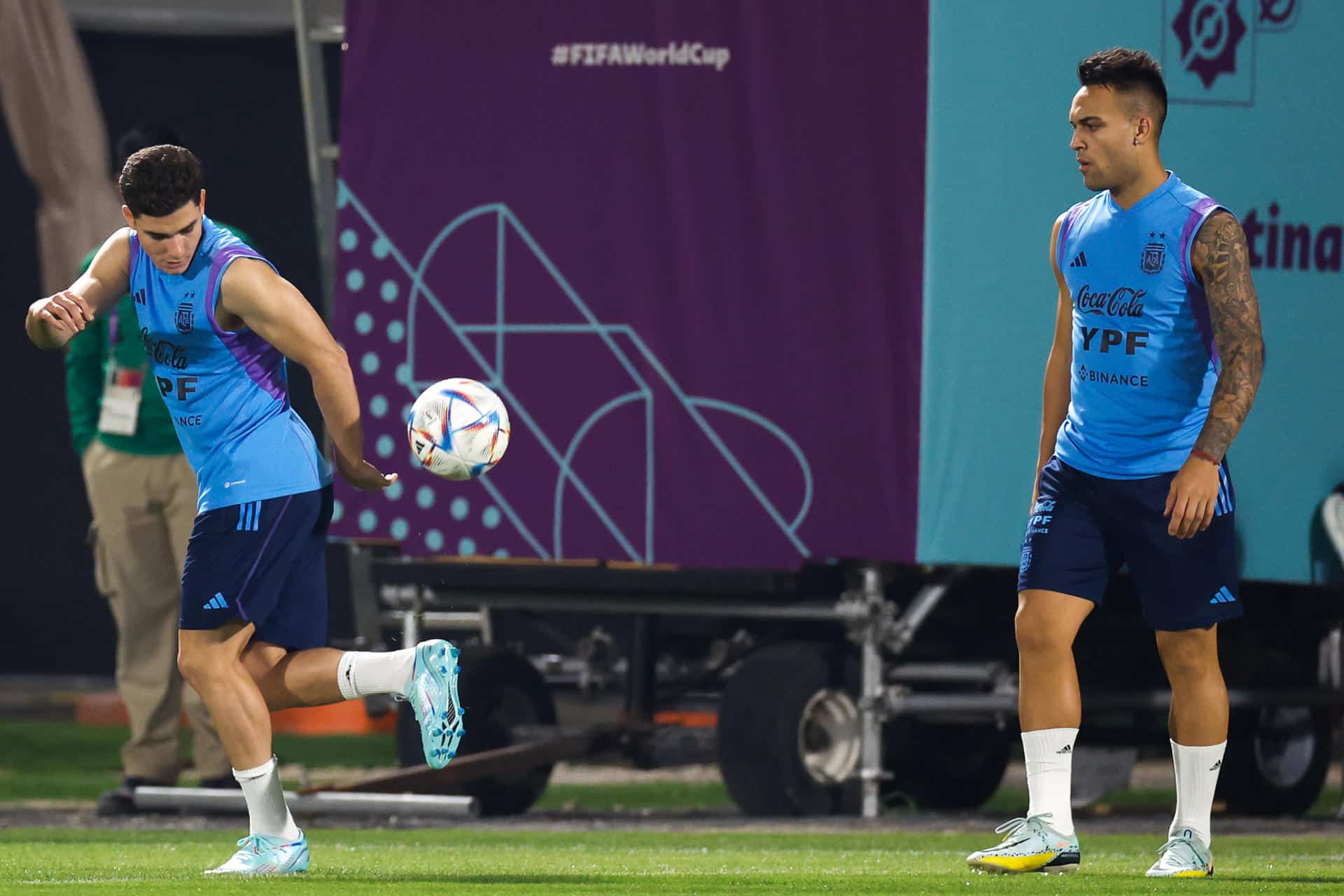 Julián Alvarez y Lautaro Martínez, en una foto de archivo en el Mundial de Catar 2022. EFE/Juan Ignacio Roncoroni