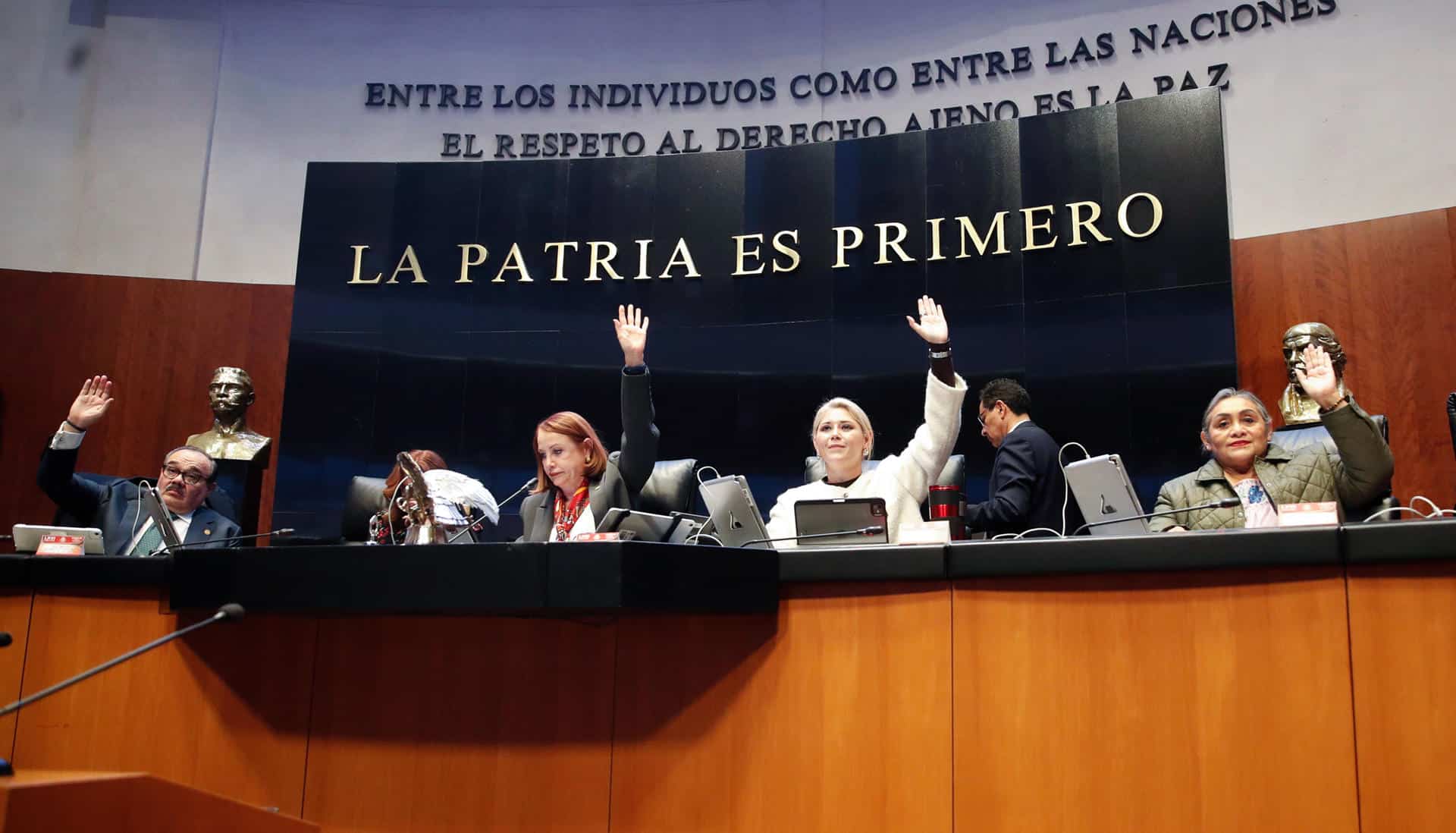 Fotografía cedida este jueves por la Cámara de Senadores, durante una sesión ordinaria en la Ciudad de México (México). EFE/Cámara de Senadores/SOLO USO EDITORIAL/NO VENTAS/SOLO DISPONIBLE PARA ILUSTRAR LA NOTICIA QUE ACOMPAÑA (CRÉDITO OBLIGATORIO)