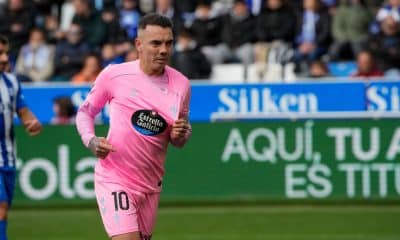 El delantero del Celta de Vigo, Iago Aspas celebra su tanto ante el Deportivo Alavés durante el partido de LaLiga este sábado en estadio de Mendízorrotza de Vitoria. EFE/ Adrián Ruiz Hierro