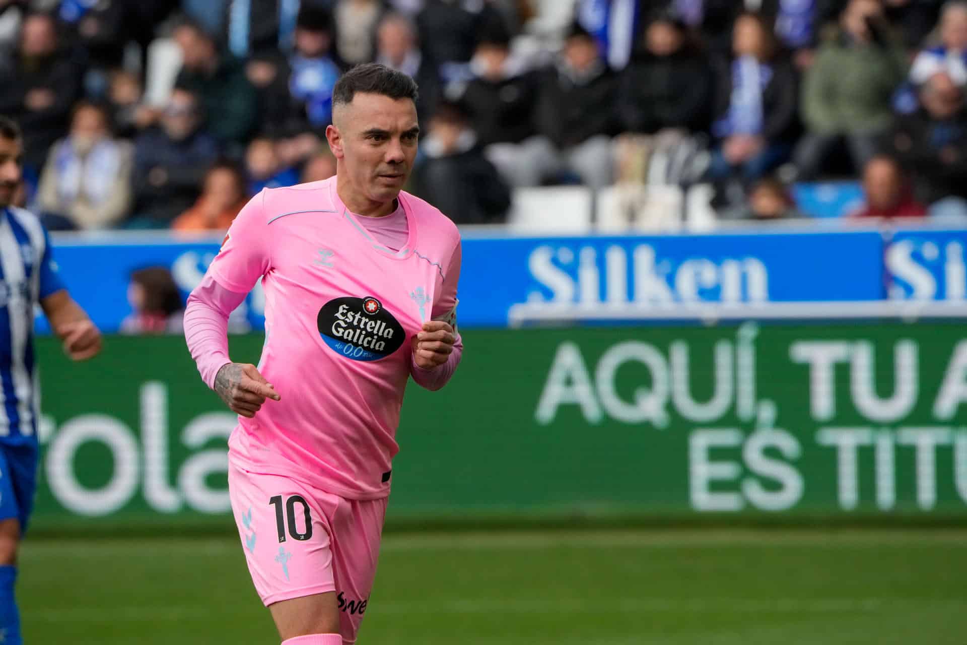 El delantero del Celta de Vigo, Iago Aspas celebra su tanto ante el Deportivo Alavés durante el partido de LaLiga este sábado en estadio de Mendízorrotza de Vitoria. EFE/ Adrián Ruiz Hierro