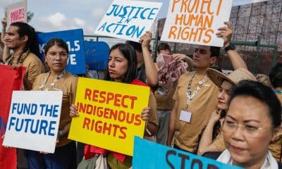 Fotografía del 11 de noviembre de 2025 de personas durante una protesta en contra de los combustibles fósiles pidiendo que se respeten los derechos de las comunidades indígenas este miércoles, en la entrada de la Zona Azul de la COP30 en Belém (Brasil). EFE/ Fraga Alves