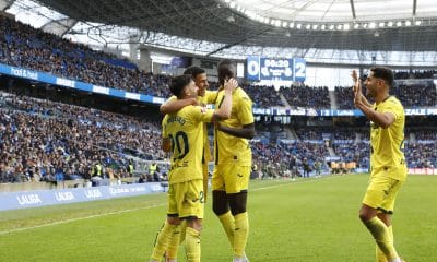 Celebración del gol de Alberto Moleiro (d), del Villarreal, durante el partido liguero que enfrentó a la Real Sociedad y al Villarreal en el estadio Anoeta en San Sebastián, este domingo. EFE/Javier Etxezarreta
