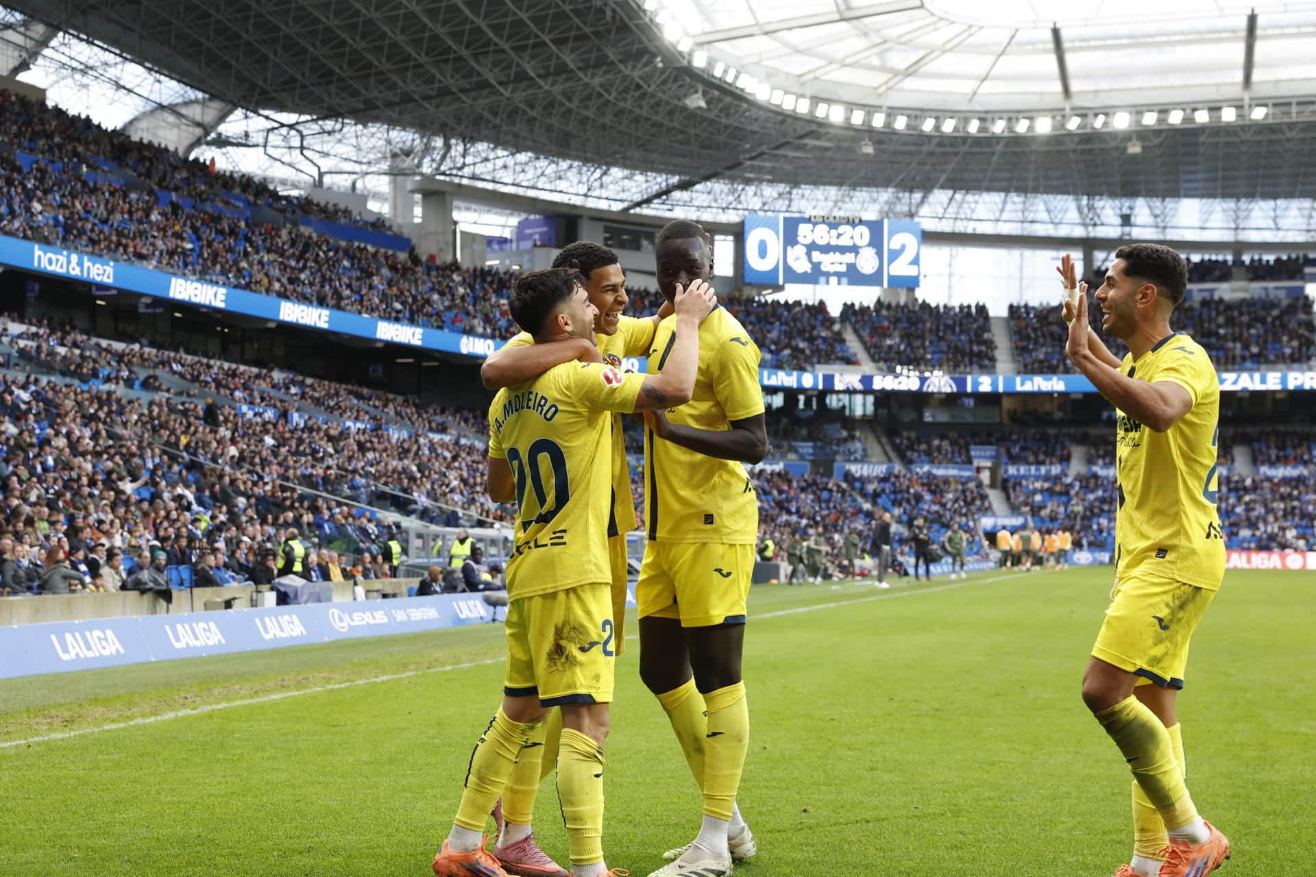Celebración del gol de Alberto Moleiro (d), del Villarreal, durante el partido liguero que enfrentó a la Real Sociedad y al Villarreal en el estadio Anoeta en San Sebastián, este domingo. EFE/Javier Etxezarreta