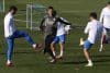 El entrenador del Real Madrid, Xabi Alonso (c, arriba), pelotea con Arda Güler (d) durante el entrenamiento del equipo en Valdebebas. EFE/ Chema Moya
